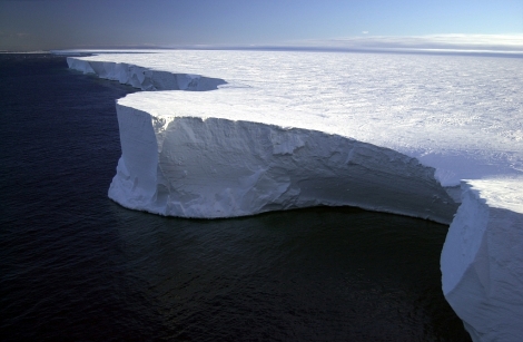Największa zaobserwowana góra lodowa - B-15. Fot. National Science Foundation